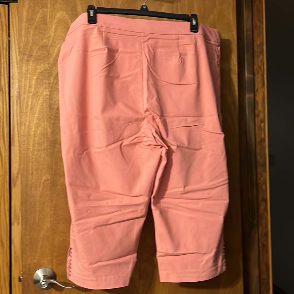 New with tags-size 22W peach capris - Picture 4 of 4